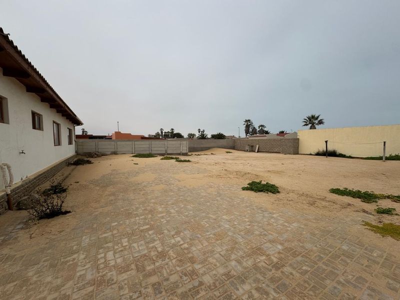 Ideal for the fisherman or the Henties lover, Located on the start of the North Dune. - Photo 8