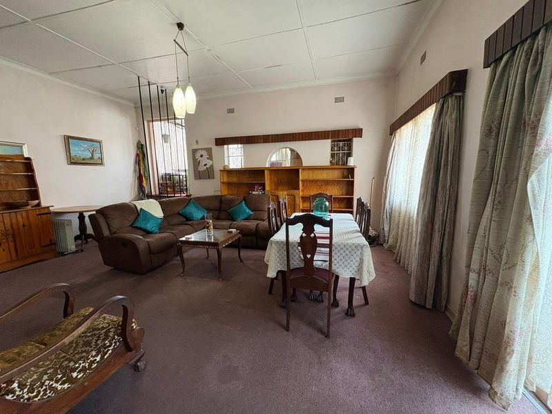 Fabulous Family Home on the Border of Oakdene! - Photo 5