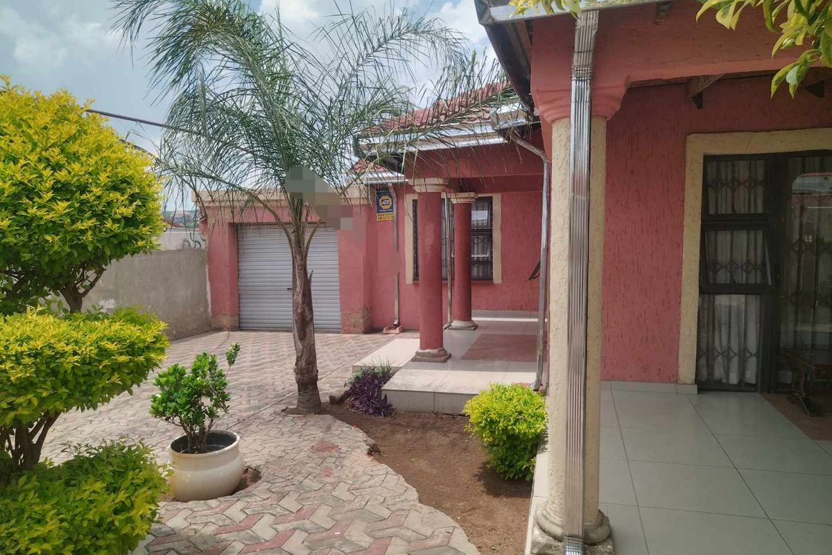 4 bedrooms house for sale in Soshanguve BB - Photo 4