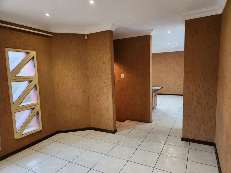 Priced to Sell - 3 Bedroom -2 Bathroom - Photo 6