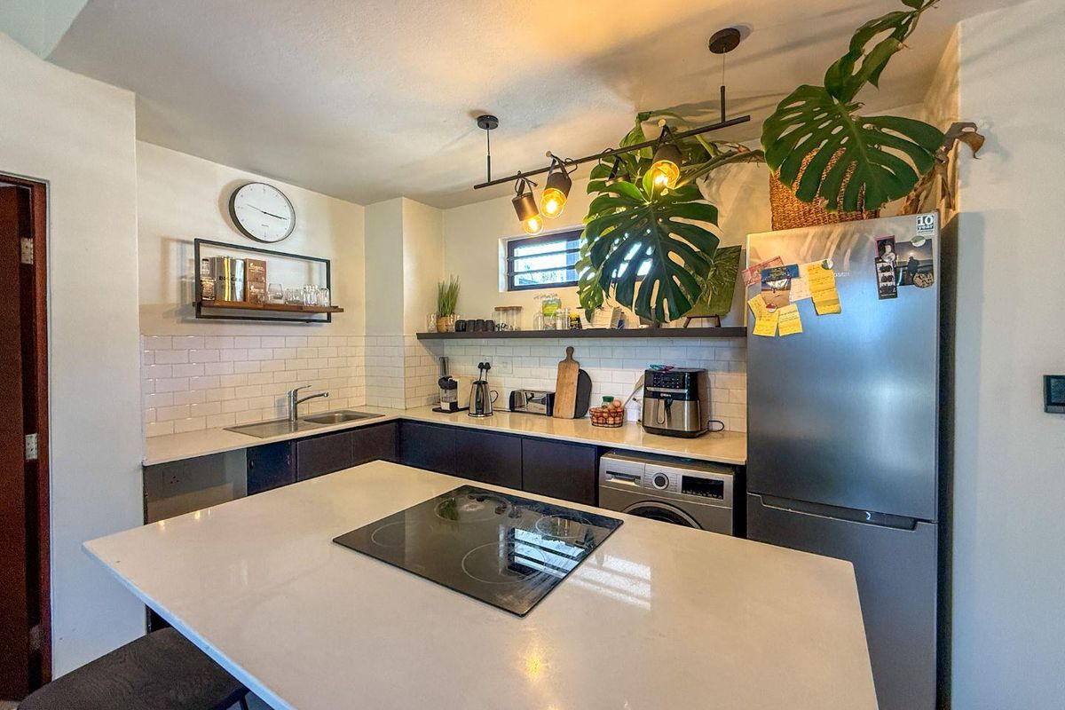 Move-in ready | Modern finishes | Private garden | Exceptional convenience - Photo 5