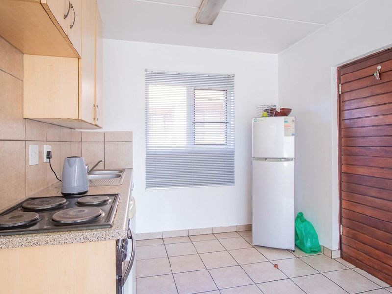 Beautiful Two bedroom apartment in a security complex - Photo 3