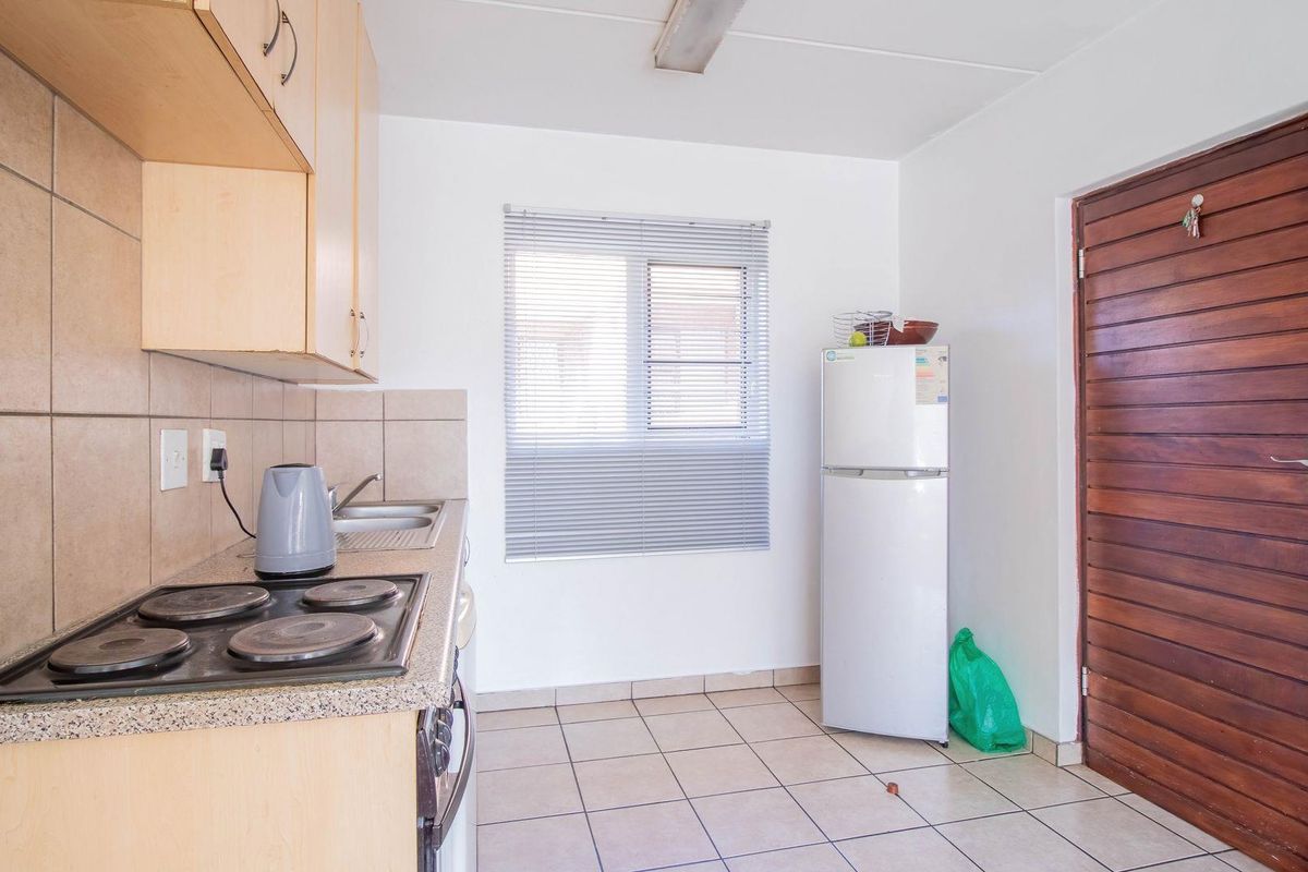 Beautiful Two bedroom apartment in a security complex - Photo 3