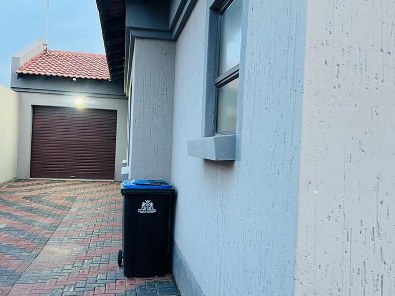 3 Bedroom House For Sale in Vanderbijlpark CE 7 - Photo 7
