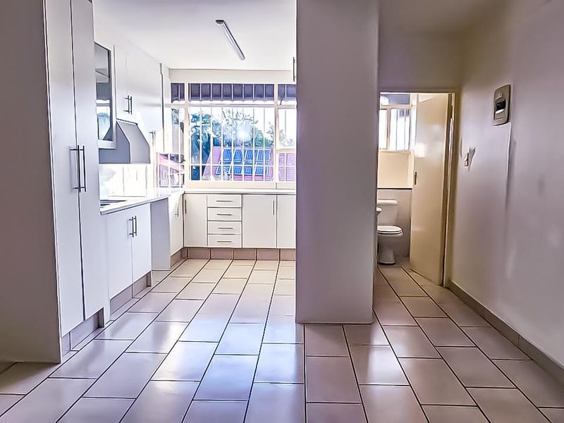 Charming 3-Bedroom Apartment in a Prime Location - Photo 2