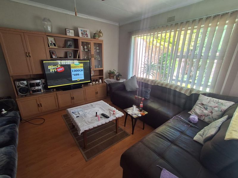 PET FRIENDLY CHARMING TOWNHOUSE - MULBARTON - Photo 3