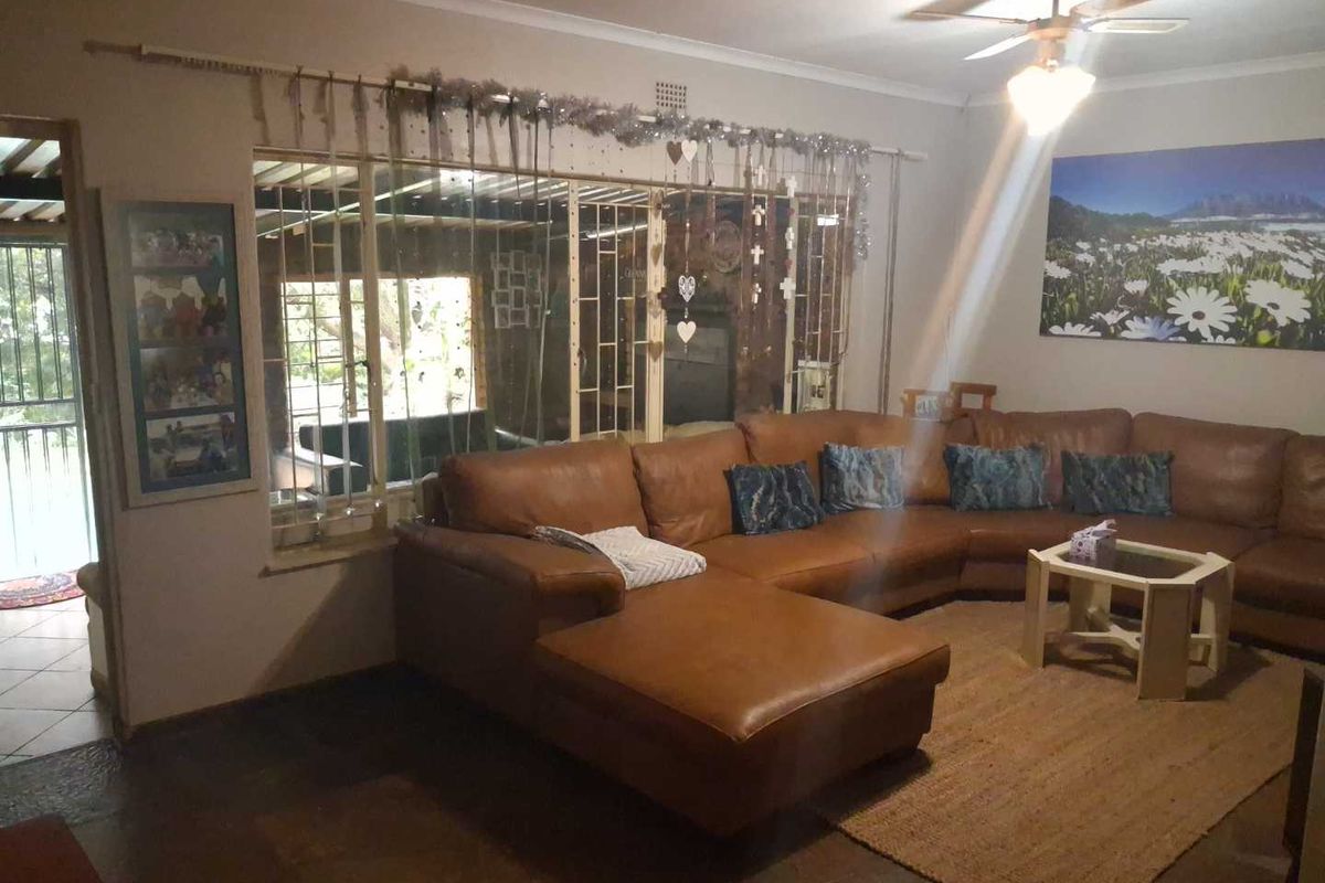 Spacious Family Home with Excellent Entertainment Areas on Silverton Ridge - Photo 2