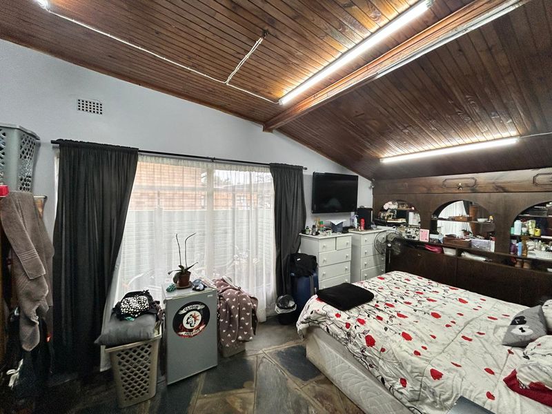 Cozy home with a swimming pool - Photo 3