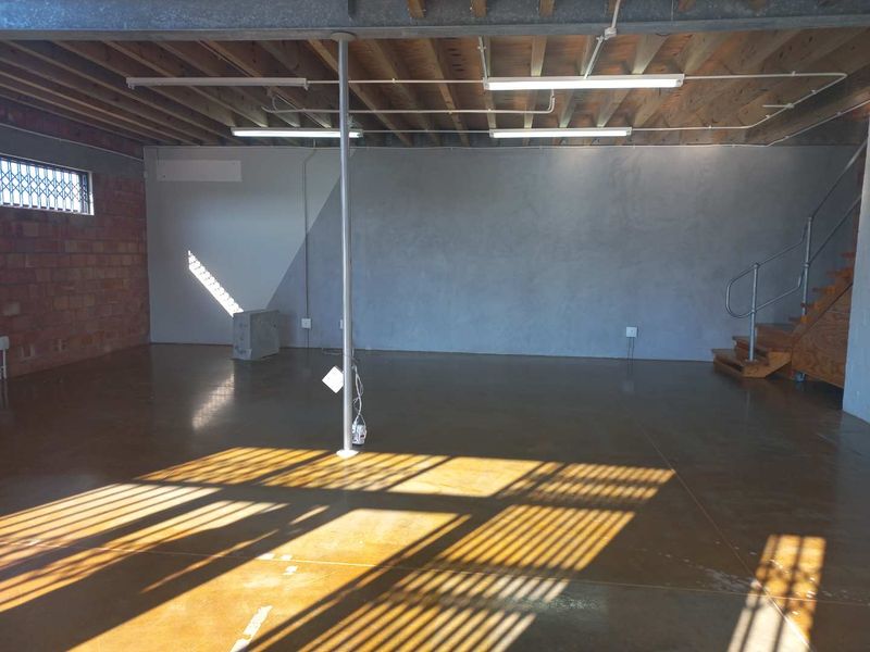 Warehouse or Mixed Use premises with mezzanine offices, available immediately! - Photo 8