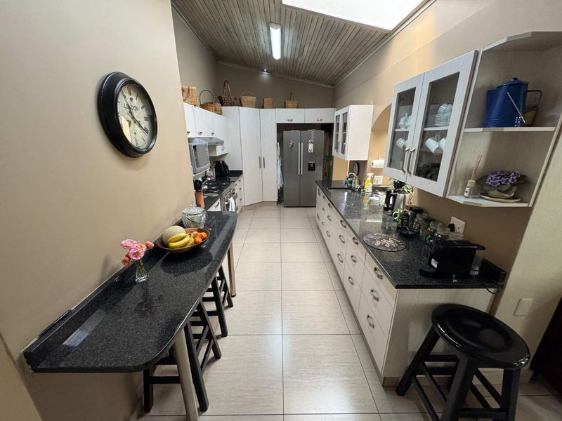 Large Home with flatlets for sale in a boomed off street - Photo 6