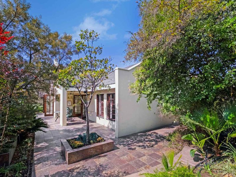 A SUN-FILLED SIMPLEX HOME TUCKED AWAY IN LOVELY LANZERAC - Photo 2