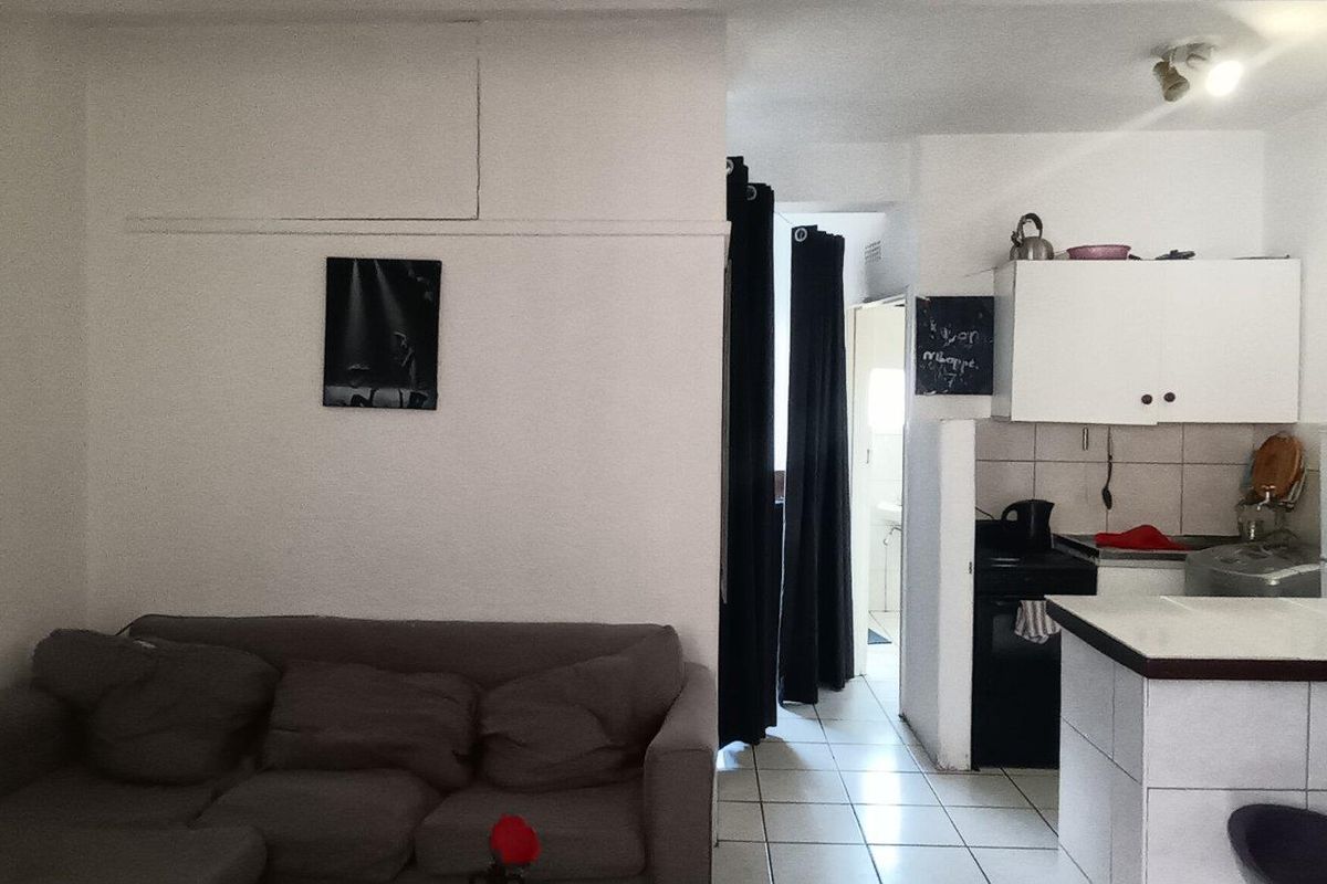 Well maintained Bachelors Apartment For S in stunning sought after complex! - Photo 2