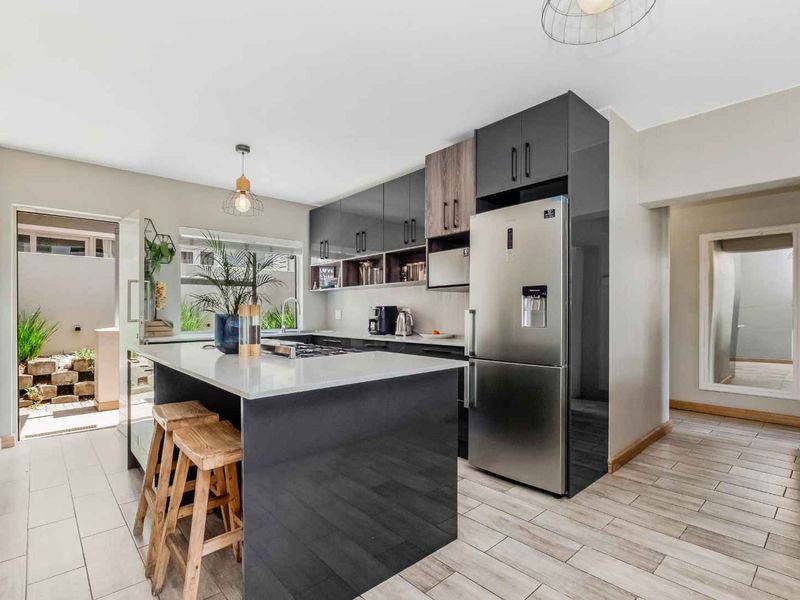 ELEGANTLY DESIGNED UNIT IN A PRIME LOCATION WITH TGE ADDED BENEFIT OF A DOUBLE GARAGE ! - Photo 6