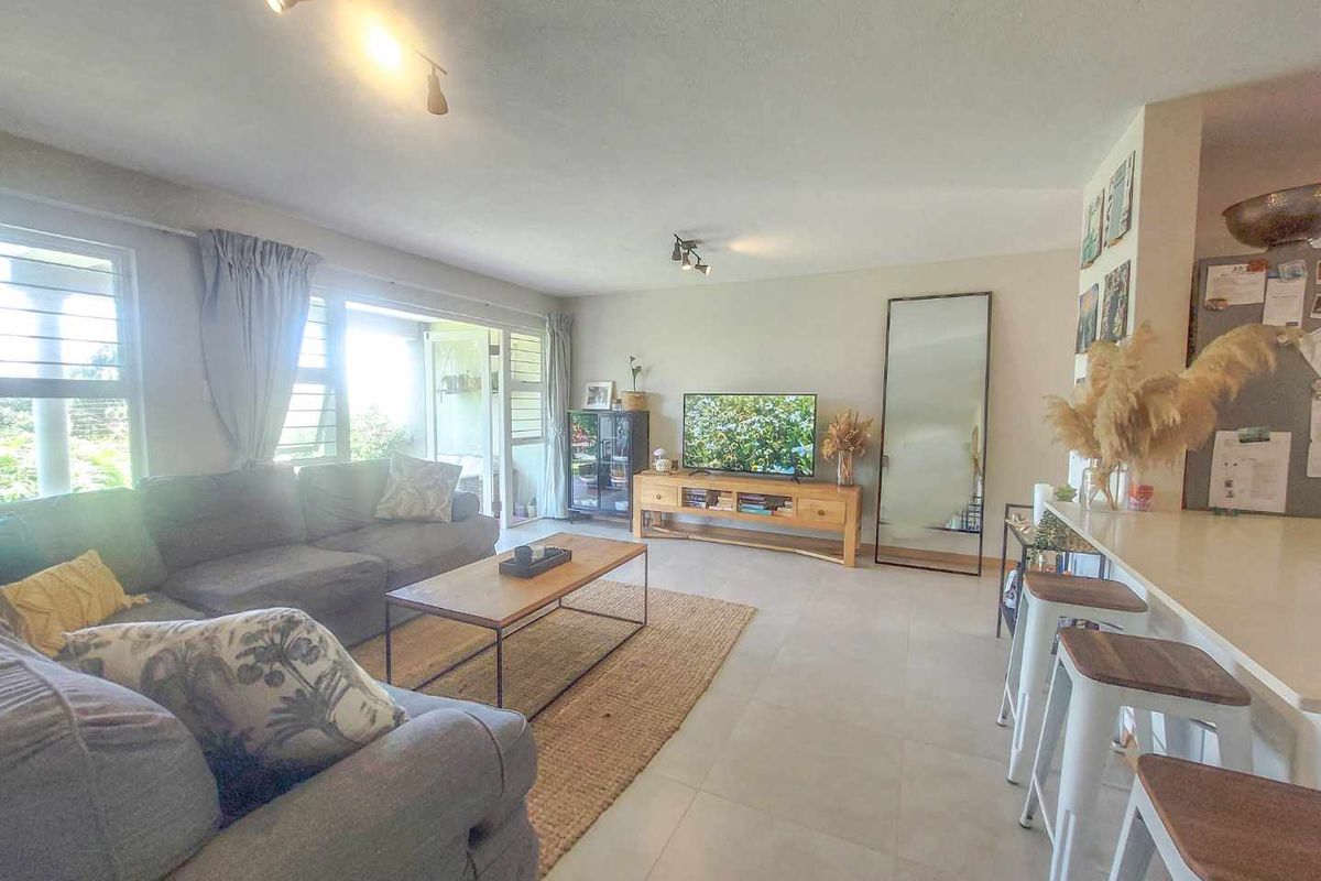 Modern, sleek and recently renovated garden townhouse! - Photo 5