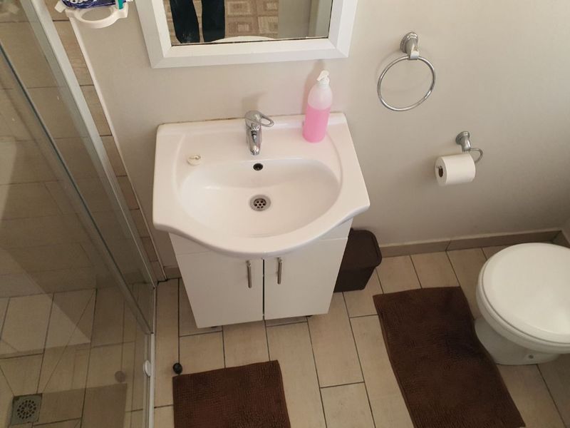 Beautiful Garden Flat to rent in Table View - Photo 8