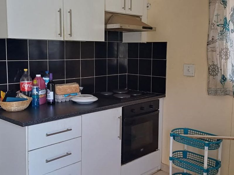 House is situated behind the Okahandja Mall. Additional to the main house is a 4 bedroom flat. - Photo 4