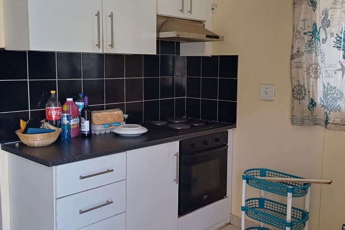 House is situated behind the Okahandja Mall. Additional to the main house is a 4 bedroom flat. - Photo 4