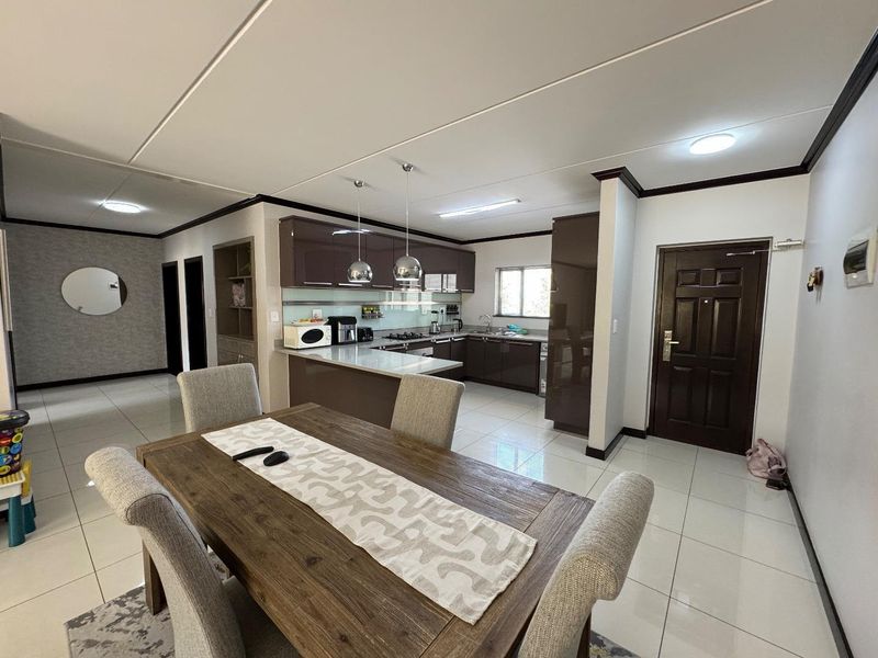 Upmarket Three Bedroom First Floor Apartment For Sale In The Walford - Photo 6