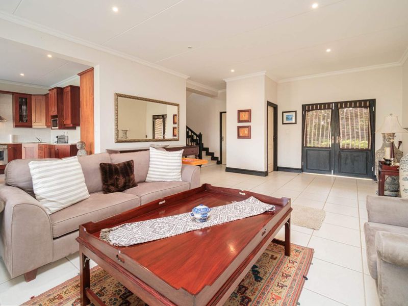 Luxurious 3-Bed Apartment with distant ocean views & a serene coastal atmosphere - Photo 6