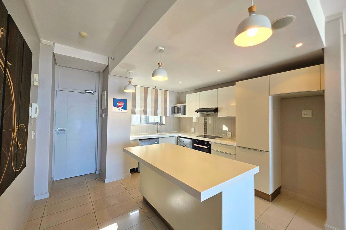 Top Floor 2 Bedroom Apartment in Montclare Place - Photo 2