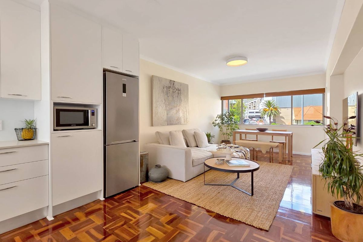 Above the Crowd ! - Photo 3