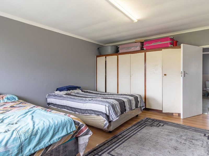 Spacious 2-bedroom apartment in the heart of Parow Valley, - Photo 9