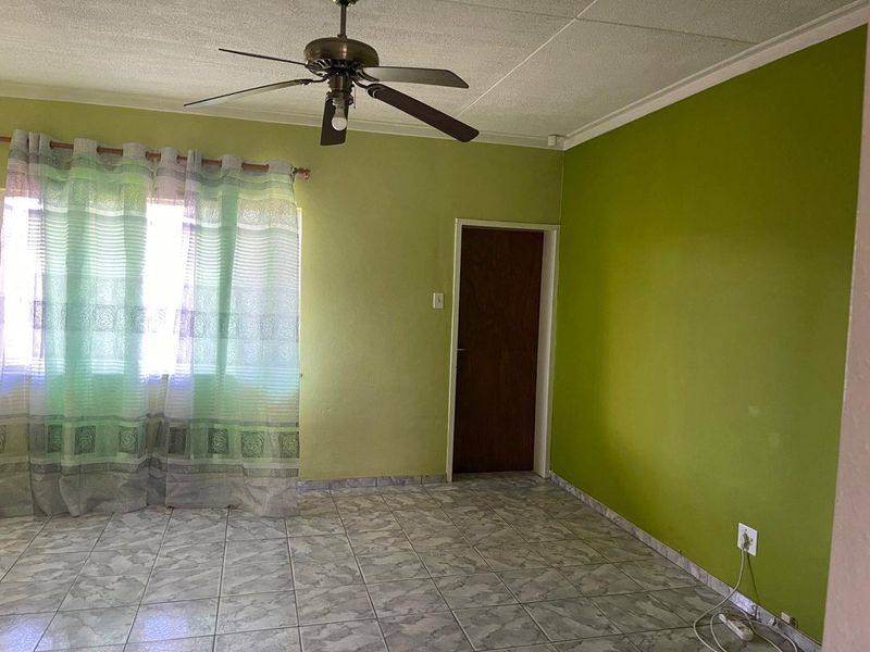 WELL MAINTAINED 2 BEDROOM APARTMENT FOR SALE IN WINDHOEK WEST: PASTEURHOF - Photo 6