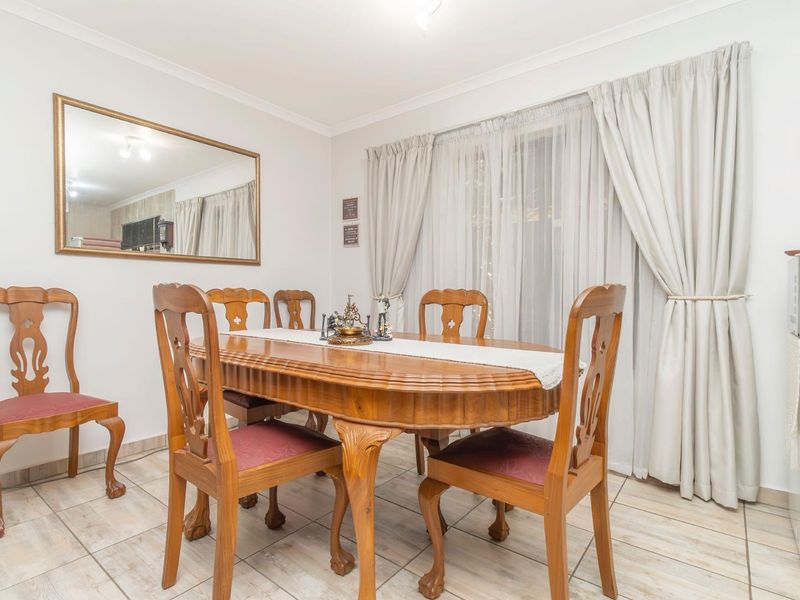 Stunning Duplex in sought after Honeydew Manor - Where space and style connect – - Photo 10