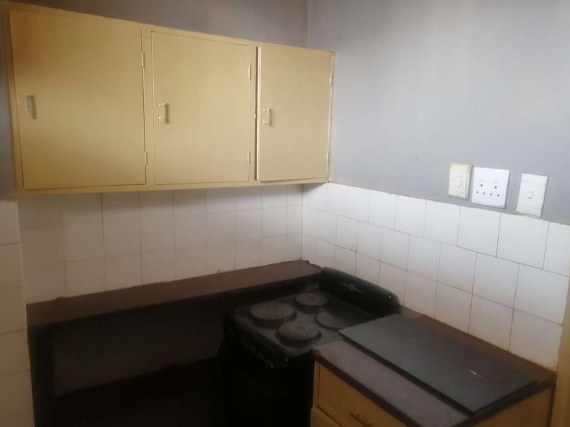 ONE AND HALF BEDROOM FLAT IN PRETORIA CENTRAL : AVAILABLE IMMEDIATELY - Photo 2