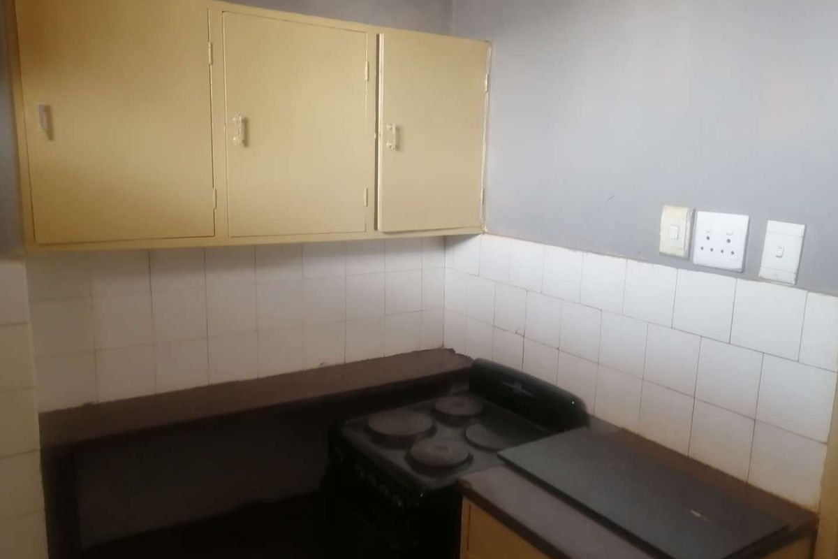 ONE AND HALF BEDROOM FLAT IN PRETORIA CENTRAL : AVAILABLE IMMEDIATELY - Photo 2