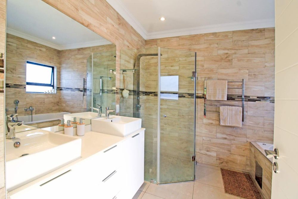 Main En-Suite Bathroom