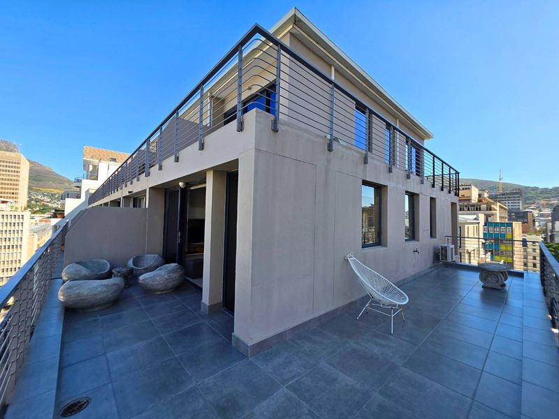 Double-Storey Corner Penthouse with Iconic Table Mountain Views - Photo 10