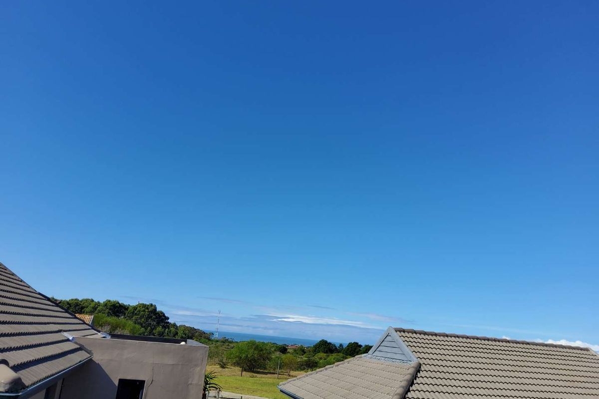 **Spacious 3-Bedroom with build in cupboards in secure community,with added seabreeze*** - Photo 3