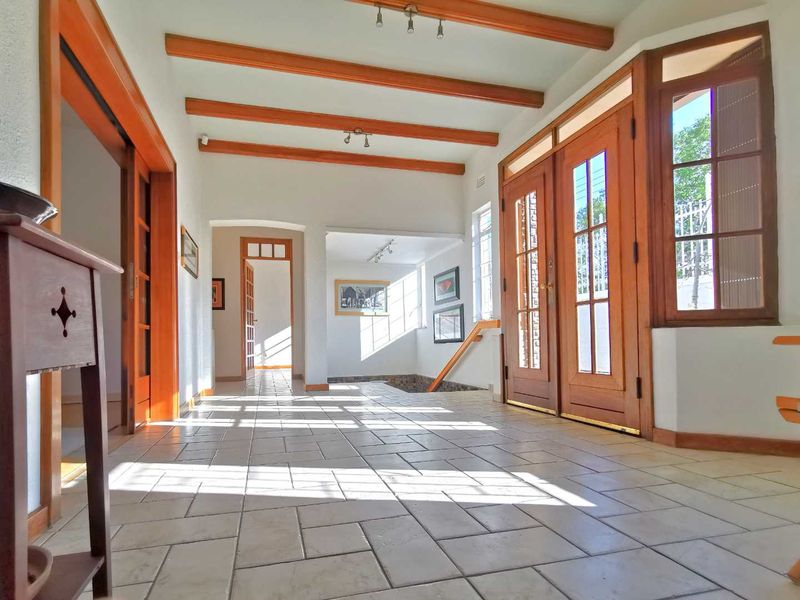 Two-storey house for sale in Klein Windhoek with stunning views - Photo 2