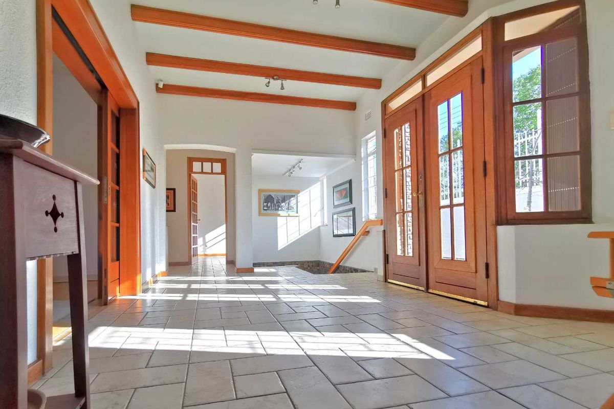 Two-storey house for sale in Klein Windhoek with stunning views - Photo 2