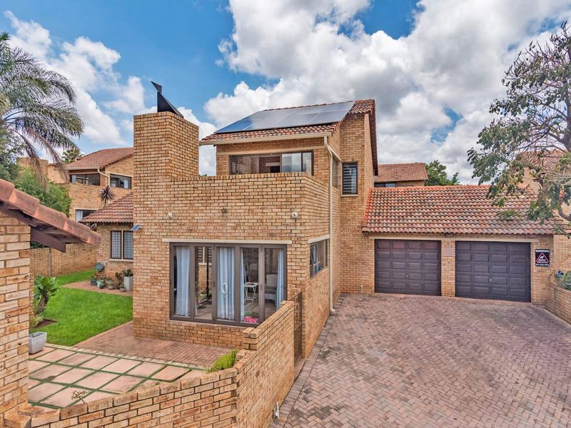 Secure, spacious family home in Ruimsig Noord - Photo 8