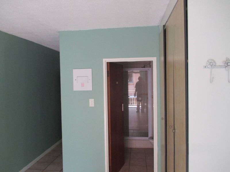 BACHELOR APARTMENT - Photo 6