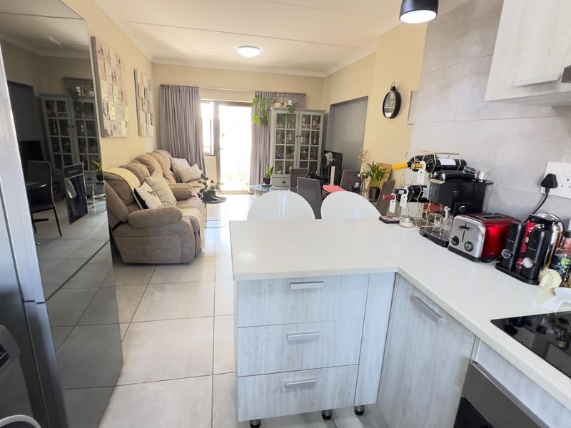 Neat 2 bed 1 bath ground floor apartment in Broadacres - Photo 6