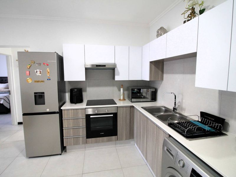Stunning Three Bedroom Apartment in Ventura - Photo 8