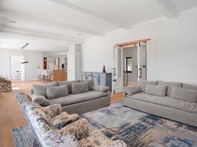 Elegant Timeless Charm - Photo 2