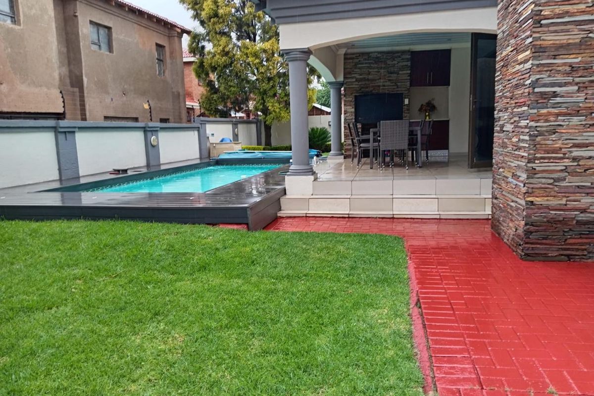 Beautiful Modern 7 Bedroom in Chantelle - Photo 4