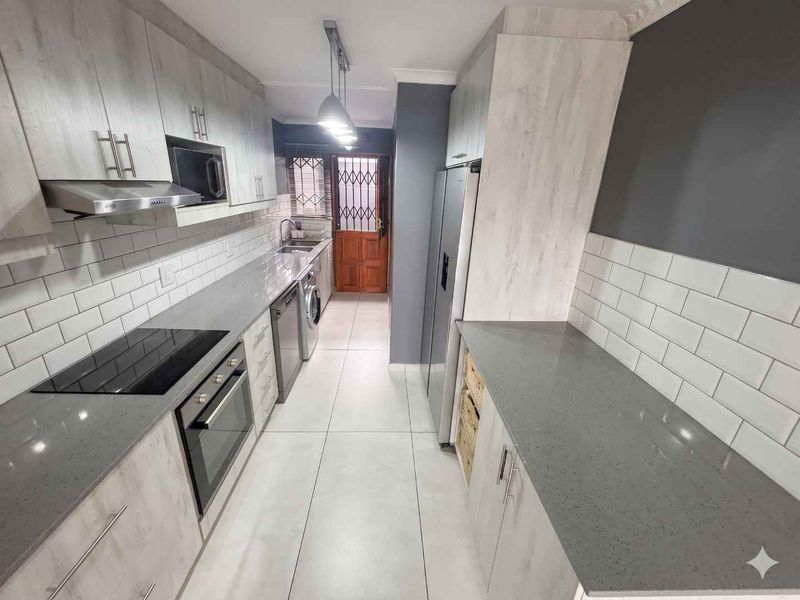 Modern 3-Bedroom Townhouse for Sale | Secure Complex Living | Lock-Up-and-Go Convenience - Photo 3