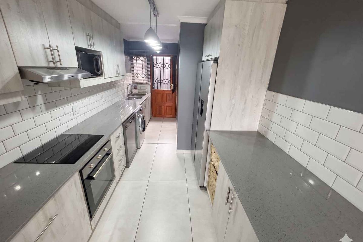 Modern 3-Bedroom Townhouse for Sale | Secure Complex Living | Lock-Up-and-Go Convenience - Photo 3