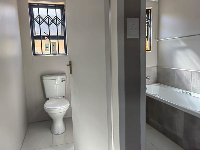 Clayville Ext 77 - R 1 150 000-Family home - Photo 6