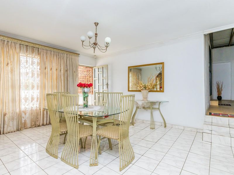 CHARMING FAMILY HOME IN MOBENI HEIGHTS - Photo 5