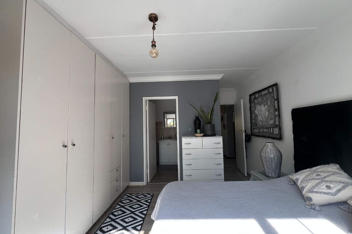 Move-In Ready 2-Bedroom Garden Unit in Sought-After Complex - Photo 5