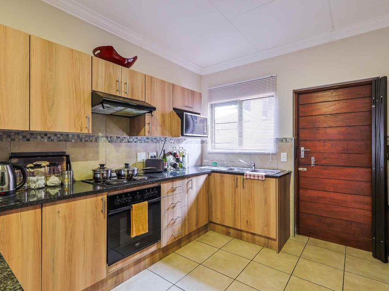 Modern 3 Bedroom Townhouse - Photo 9