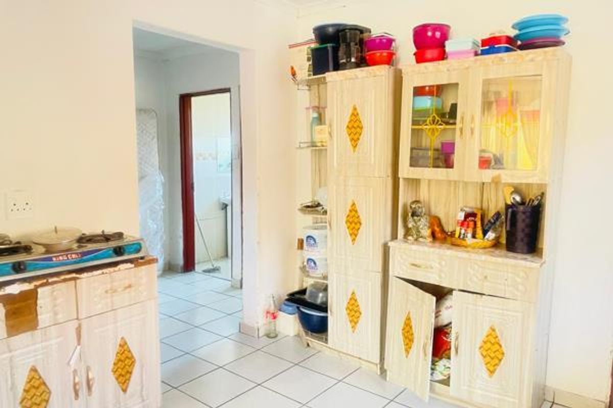 Spacious Rental Property with Flatlet in Goudrand Ext. 3, Rood - Photo 4