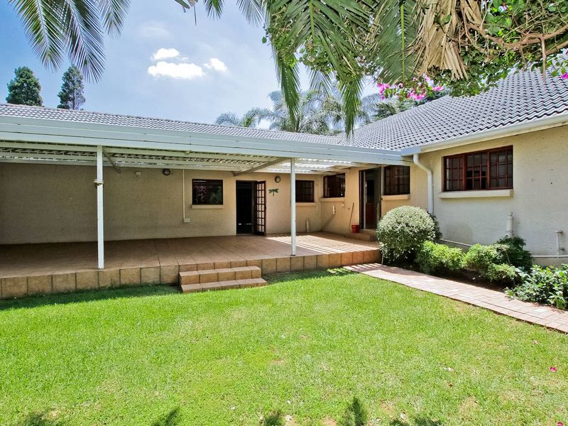 Pristine and Spacious Home - centrally located! - Photo 8