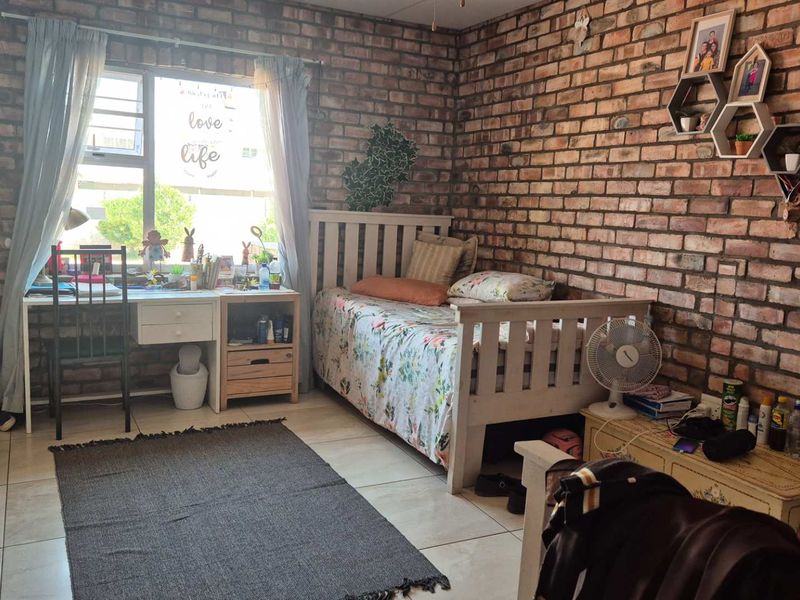 Warm, Rustic Uis-Brick Home With Huge Potential! - Photo 8